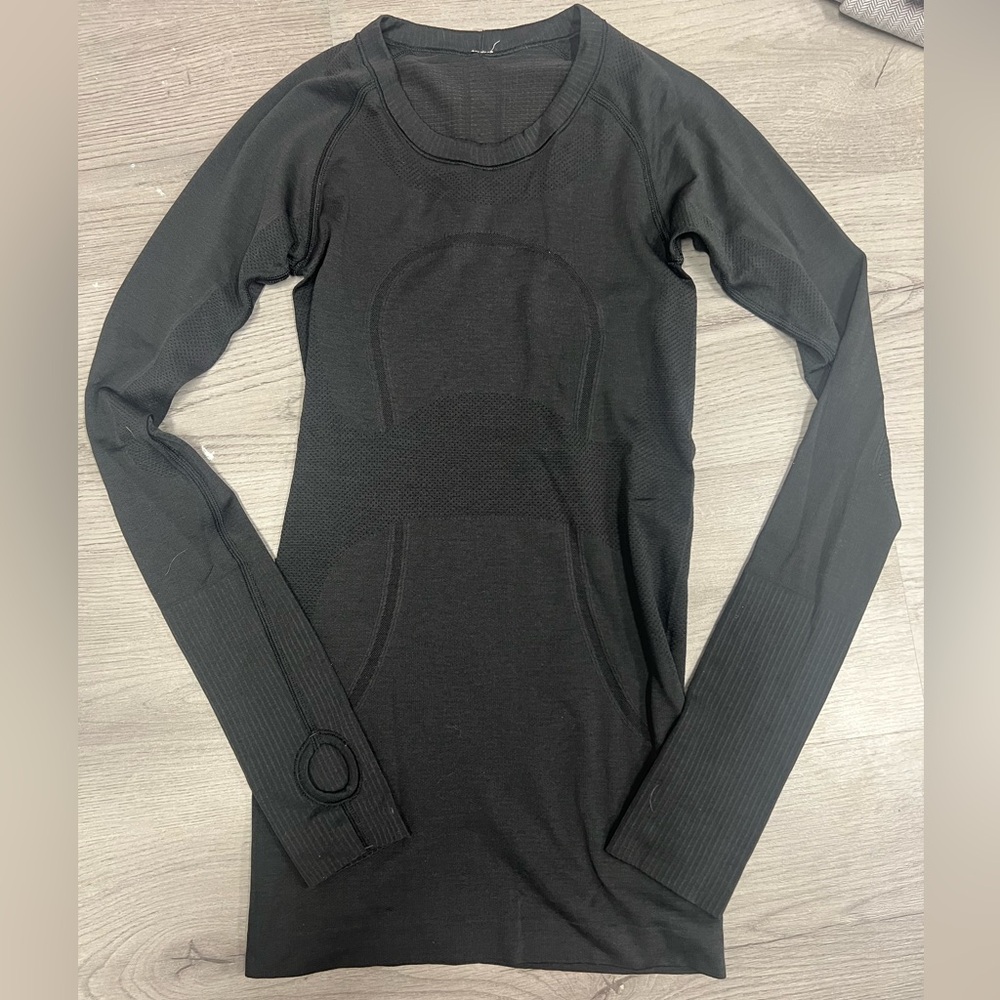 Lululemon shirt with thumb holes size 2